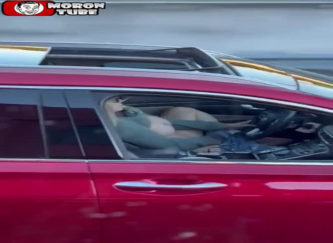 Video :This truck driver notices something interesting in the vehicle next to him